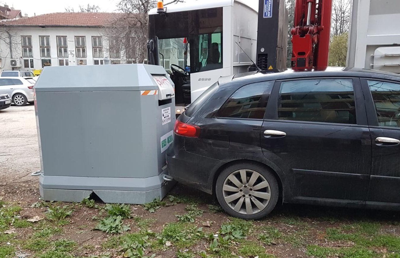 Община Русе апелира за спазване на забраната за паркиране в близост до съдовете за отпадъци
