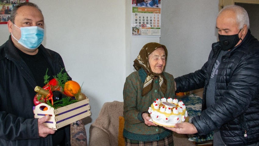 Баба Божана от сливополското село Ряхово почерпи за 100 - годишния си юбилей