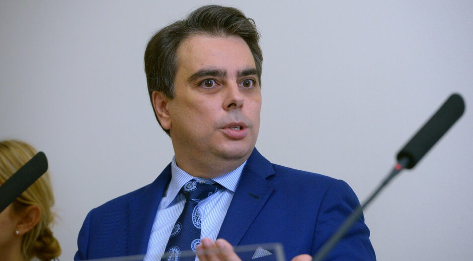   Бизнесът поиска Асен Василев да се извини за свое изказване за заплатите