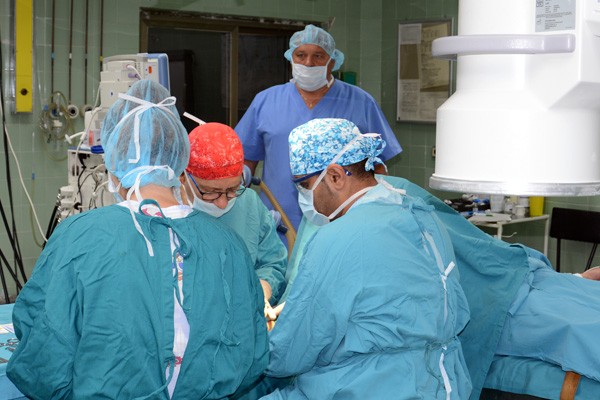 Медици от УМБАЛ „Канев“ извършиха рядка и сложна операция, спасиха живота на 30-годишен мъж