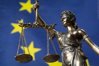 След решението на Съда на ЕС относно механизма за условност свързана с върховенството на закона, членовете на ЕП изискват от Комисията да го приложи и да защити ценностите на ЕС. 