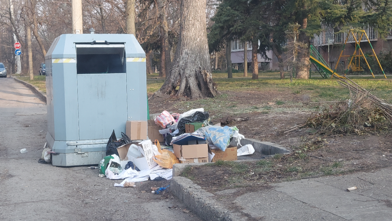 Затруднено е сметосъбирането в район по ул. Алеи Възраждане