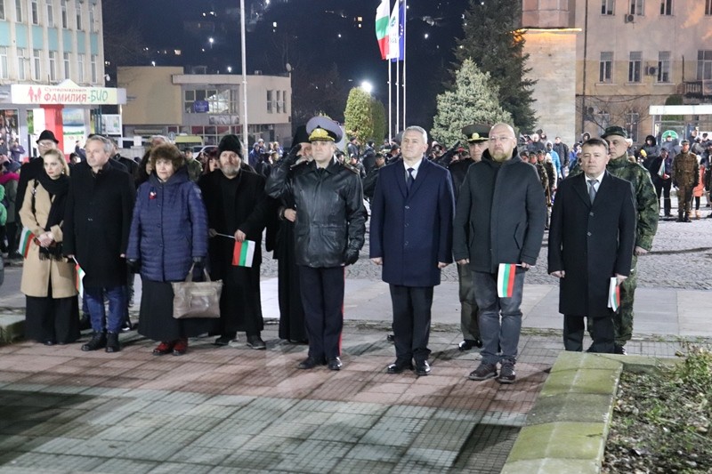 Бяла отдаде почит на хилядите знайни и незнайни войници и опълченци, жертвали живота си за свободата на града и на България
