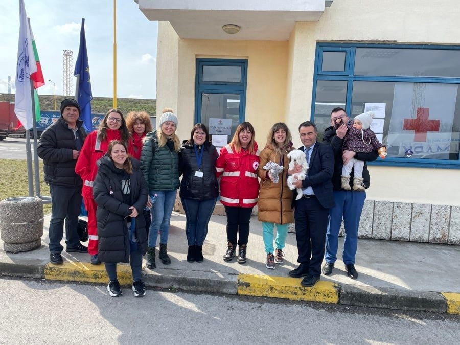 Служители на турското посолство посрещат на Дунав мост украински бежанци