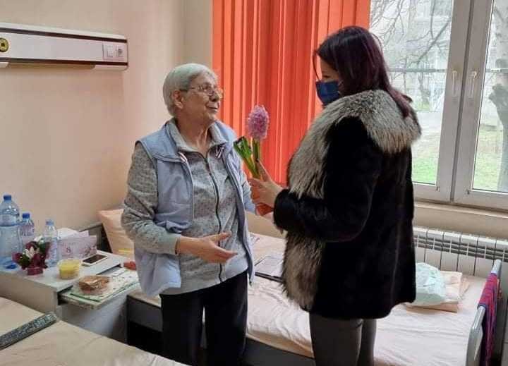 Жени ГЕРБ стоплиха сърцата на пациентки и медици от Онкодиспансера в Русе с пролетни цветя