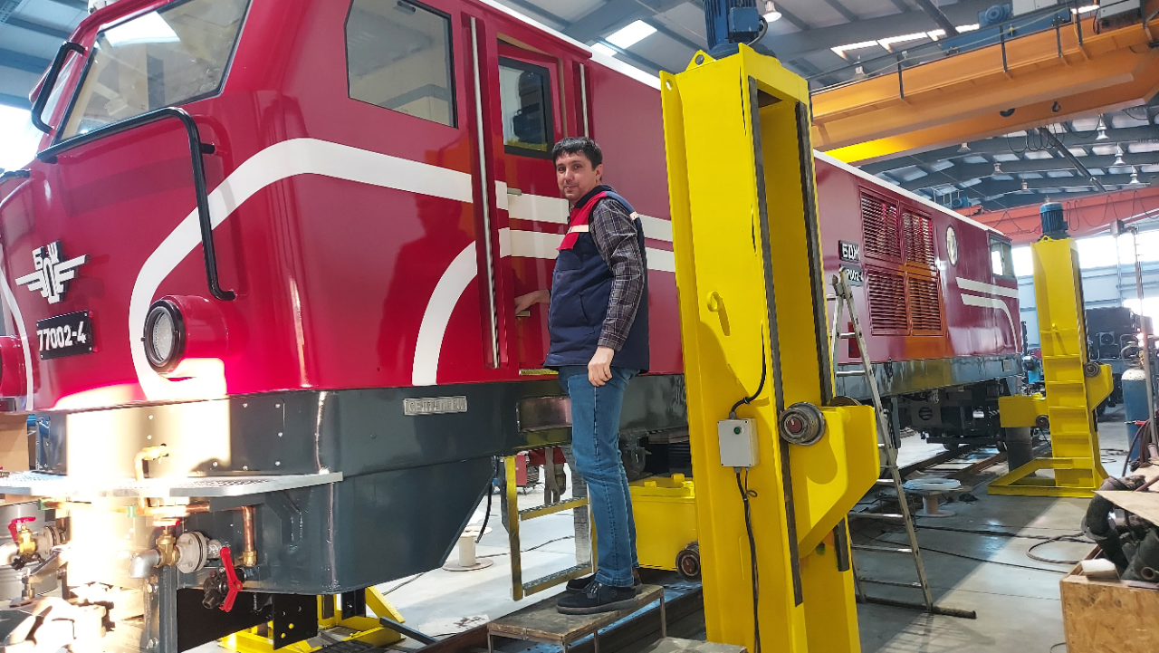 ЕКСПРЕС СЕРВИЗ показва последното обновяване от Русе за локомотив 77-002 преди да замине за Септември