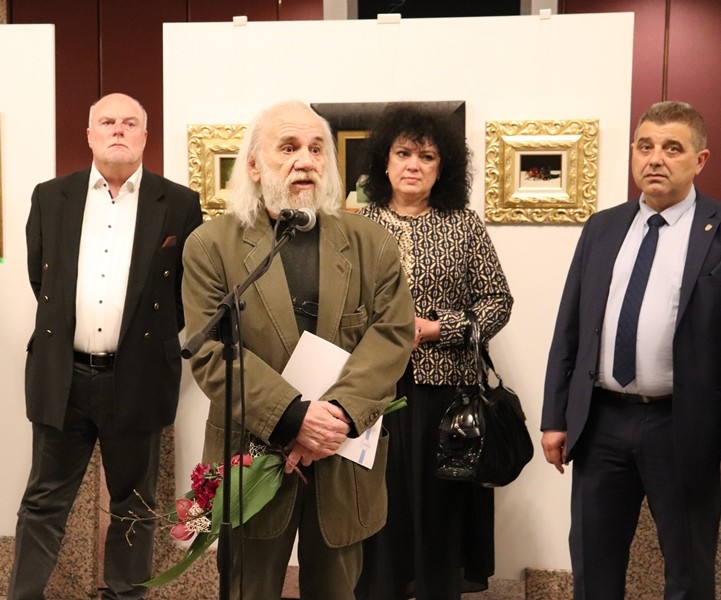 След 11 годишна пауза Володя Кенарев отново зарадва русенската публика с  32 свои картини