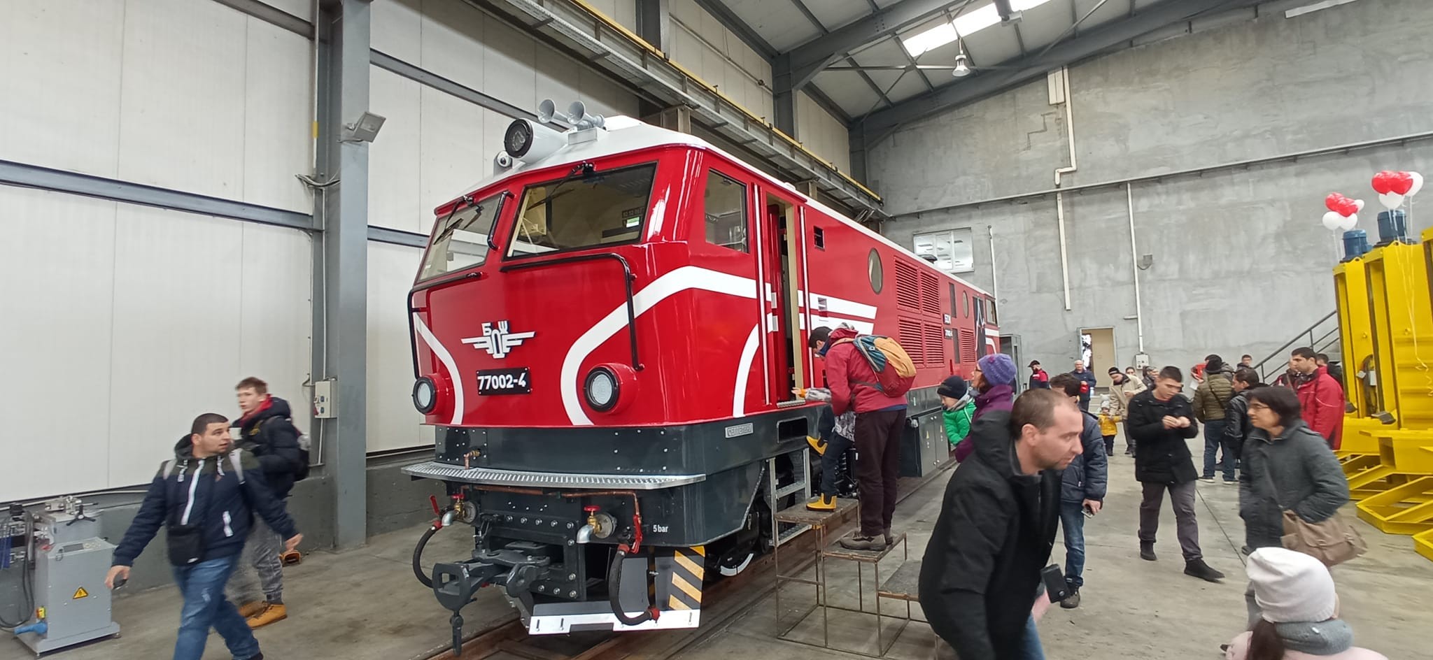 Повече от 300 души от страната и от Румъния дойдоха в Русе да видят  обновения локомотив от серия 77 на тестолинейката Добринище- Септември