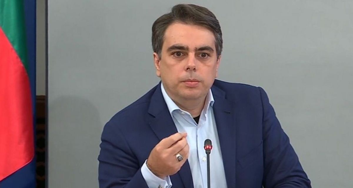 Асен Василев не изключва смяна на състава на Комисията за защита на конкуренцията