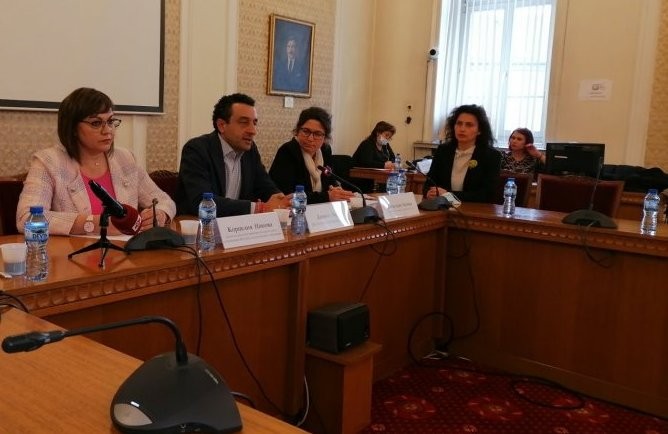 Нинова: България ще въведе ситуация на форсмажор, за да се спаси икономиката 