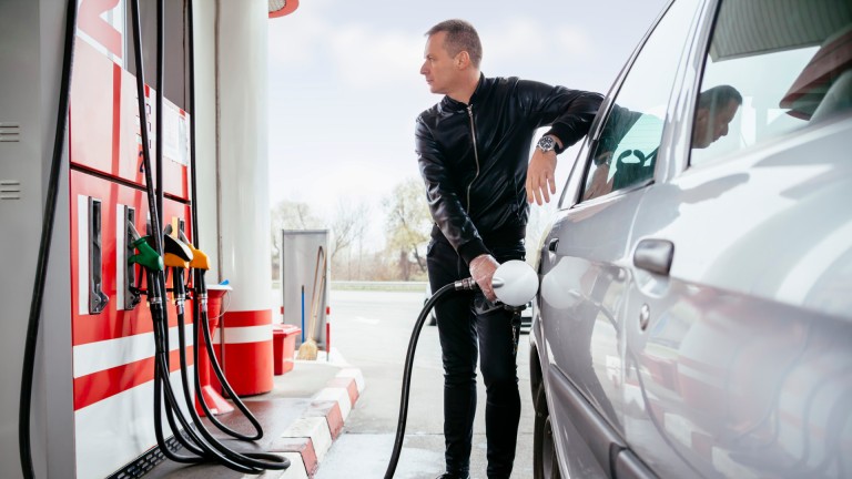 Търговци на горива чакат идната седмица да започне спад в цените