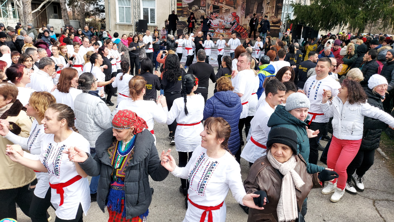 Близо 4000 гости на фестивала в Бабово хапнаха зелева чорба и сръбнаха греяна ракия 