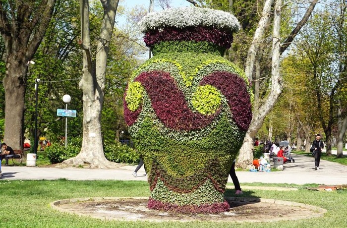 30 000 стръка цветя вече красят емблематичната ваза в Парка на младежта