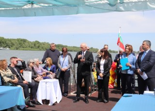  Министърът на транспорта бе домакин на панорамна разходка с кораба „Русчук“ по река Дунав, в която участваха представители на дипломатическия корпус в България