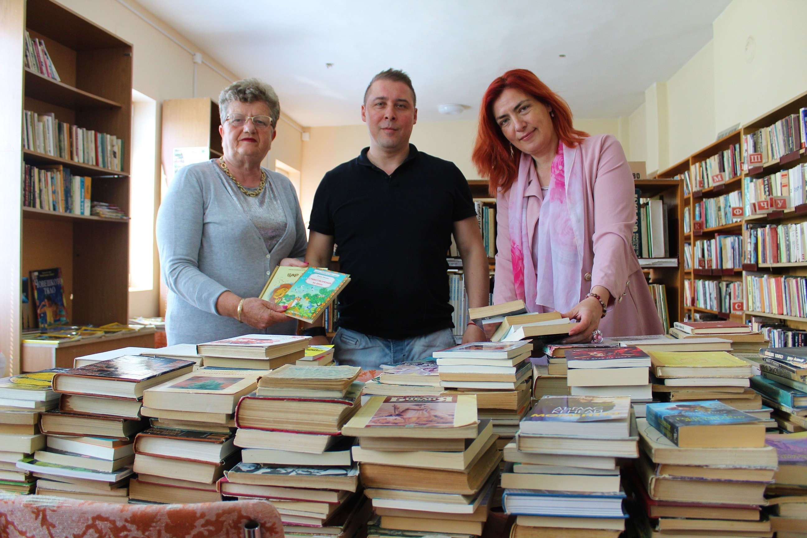 В навечерието на 24 май, Играорци подариха над 350 книги на читалище в русенско 