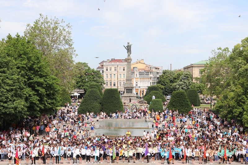 
С традиционно шествие и празничен концерт-спектакъл русенци посрещнаха 24 май
