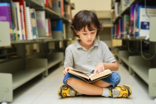 Какви са конкретните ползи от книгите за психологическото и емоционалното развитие на малчуганите според годините им?