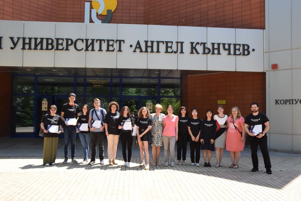 Русенският университет награди победителите състезанието по в публично говорене на английски език 