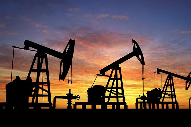 Петролът държи висока цена в очакване на данни за американските резерви