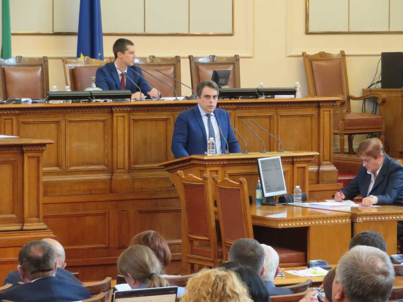 Асен Василев скандализира депутатите с ,,да го духат бедните,, - това било философия на ГЕРБ