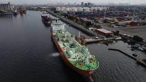 ЕС одобри забрана от началото на следващата година за закупуване на рафинирани петролни продукти от Русия, доставени по море
