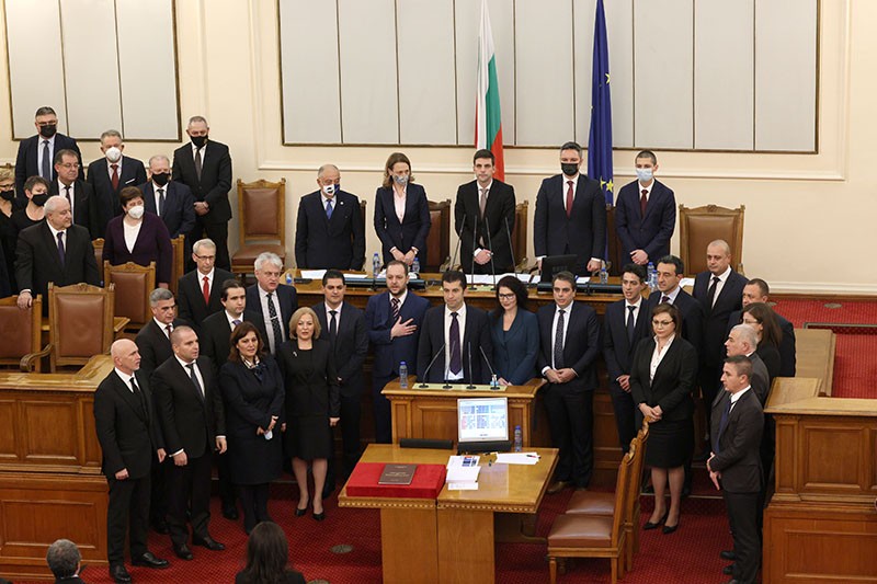 Българите разделени на две за падането на правителството