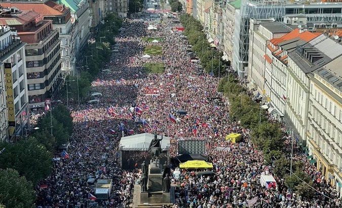Десетки хиляди протестират в Прага заради енергийната криза

