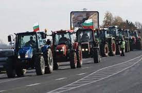 Зърнопроизводителите на протест срещу нерегламентиран и неконтролиран внос на зърно от Украйна, унищожава българското производство