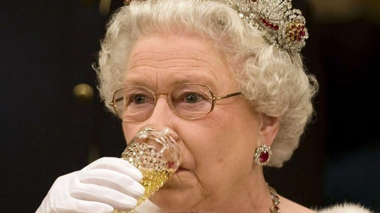 Кралица Елизабет Втора, Dubonnet, джин и кой е любимият ѝ коктейл