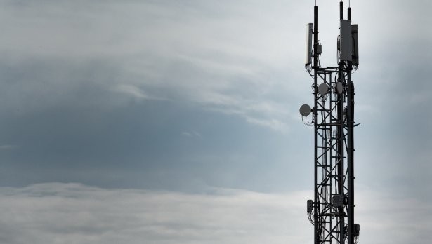 Ще замлъкнат ли телефоните? Европа се готви за спиране на мобилни мрежи
