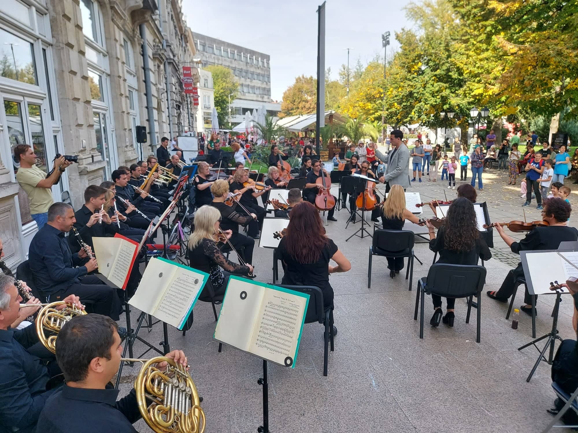 Деца и възрастни дирижираха оркестъра на Държавна опера Русе в Международния ден на музиката