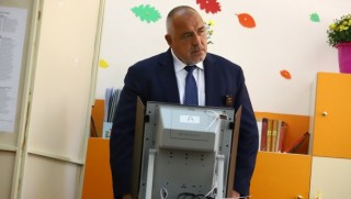  България може да е приклещена в постоянен изборен цикъл, а цената за това е очевидна, коментира в публикация за Politico Димитър Бечев