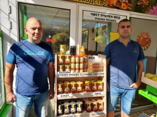  Пчелната ферма на братята Самуил и Драгомир Пачеджиеви
 вече предлага различни качествени продукти собствено производство, работата им носи и удоволствие