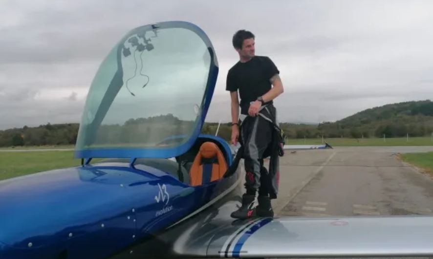 Наш пилот подобри световния рекорд на Гинес за най-много излитания и кацания с ултралек самолет