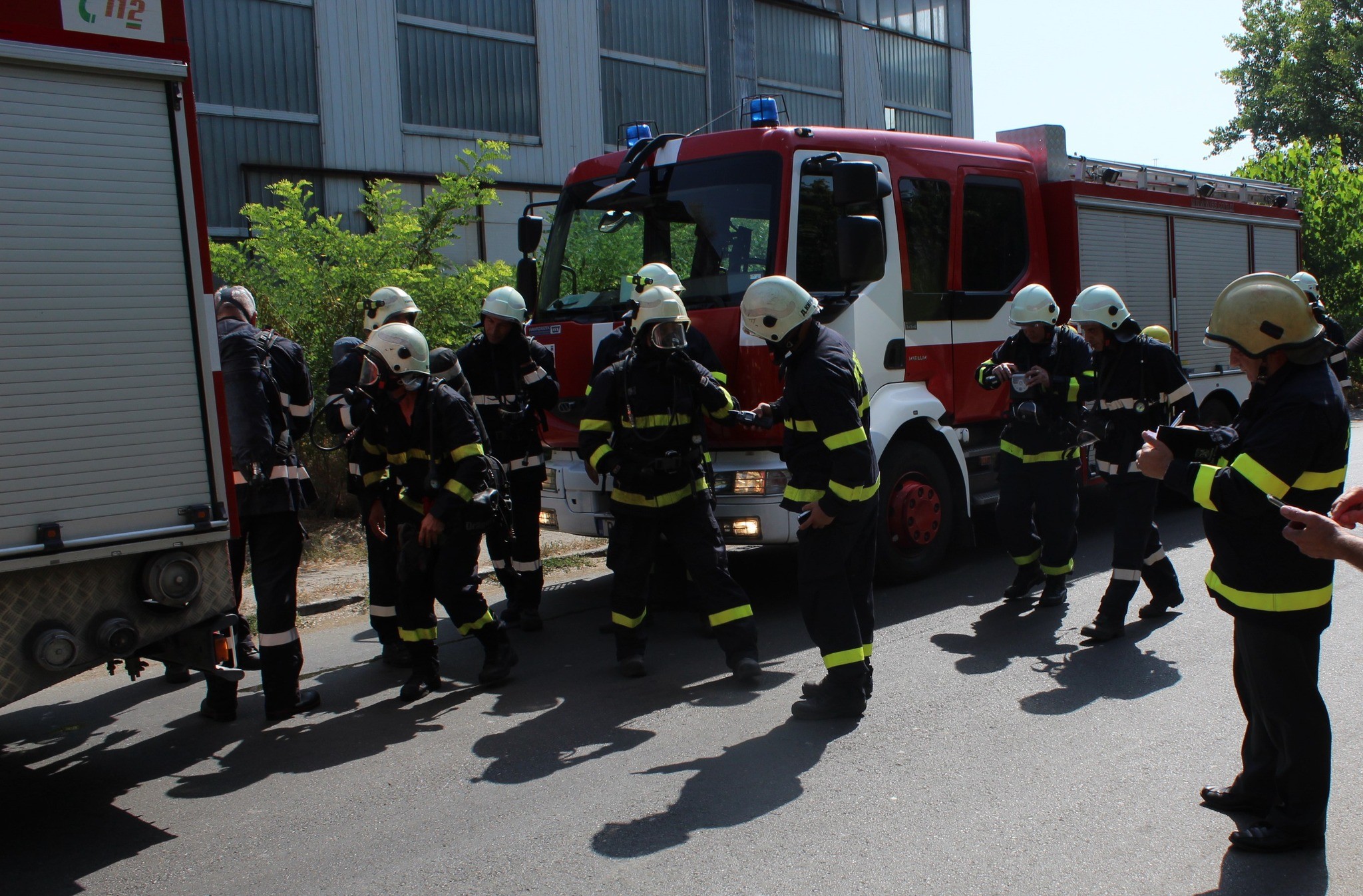 Екипи на противопожарната служба ще гасят пожар на територията на Дунарит