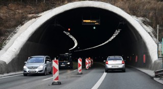 Тапите на трафика ще продължат поне до 2025 г., когато се очаква да приключи реконструкцията за 75,4 млнл. лв. на тунелите 