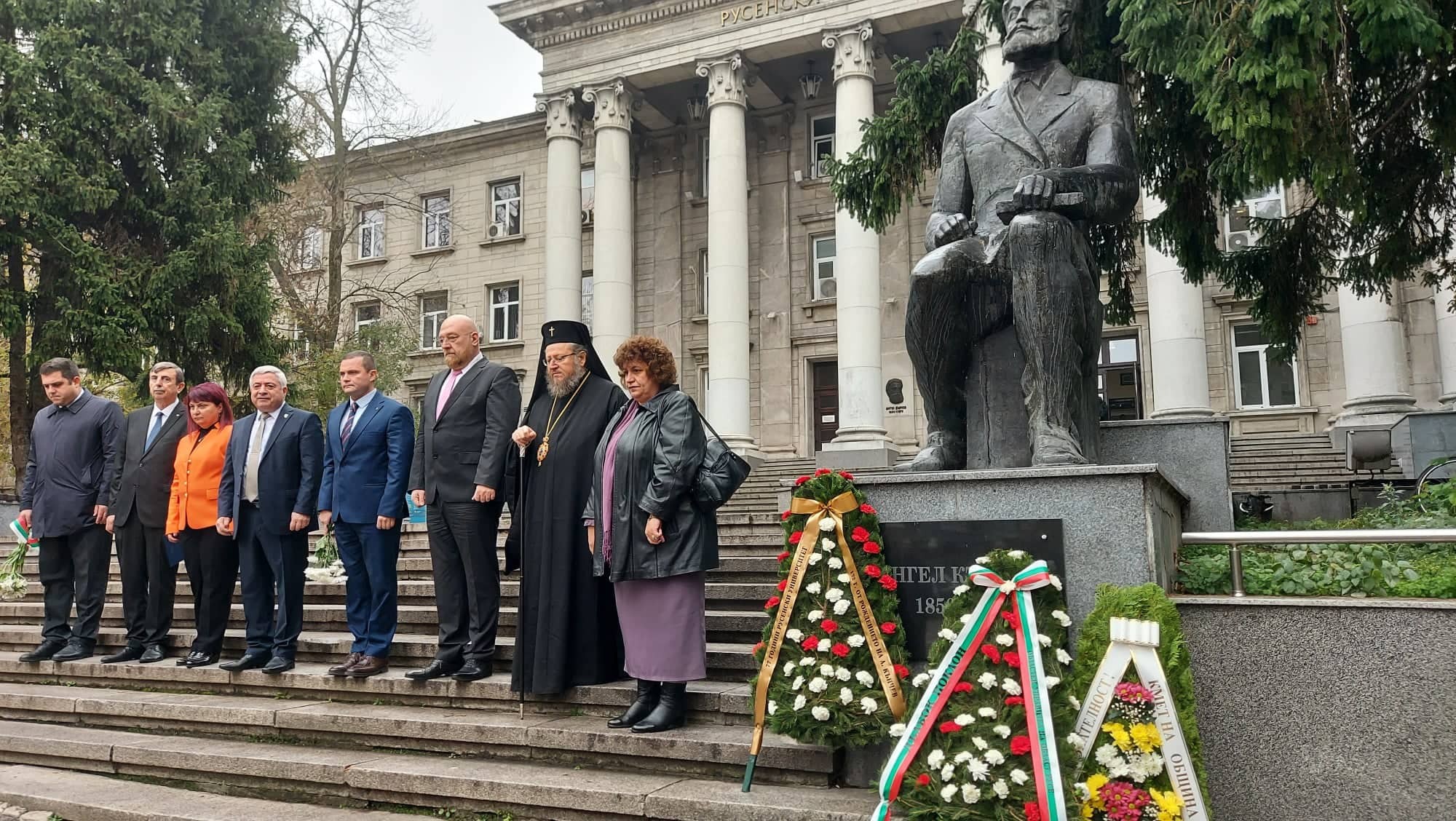 Русенският университет отбеляза 77-та си  годишнина с поставяне на цвета пред паметника на ,,Ангел Кънчев,, и изложба