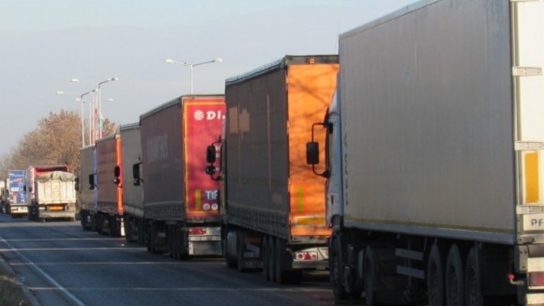 Въвеждат забрана за движение на тежкотоварни автомобили в крайната лява лента по бул. „България“