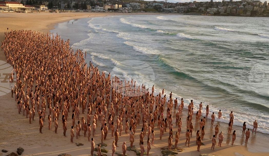 Хиляди се съблякоха благотворително на плажа Бонди в Сидни