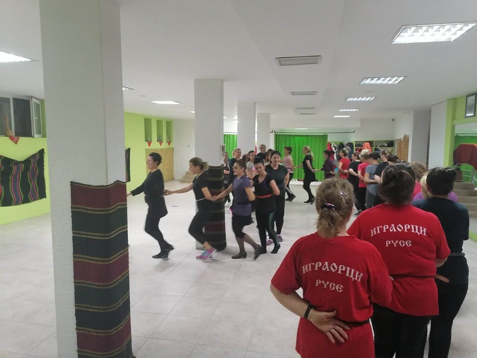 Танцова школа „Играорци“ и ансамбъл „Българе“ на една сцена в Русе