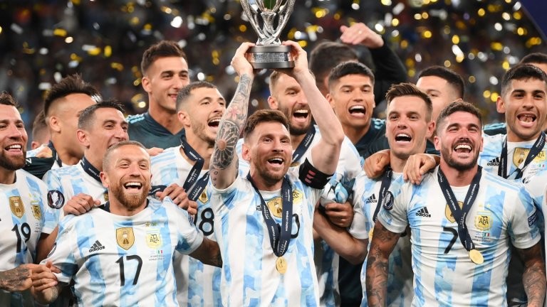 Аржентина е новият световен шампион по футбол след драматичен мач срещу Франция, завършил с дузпи.