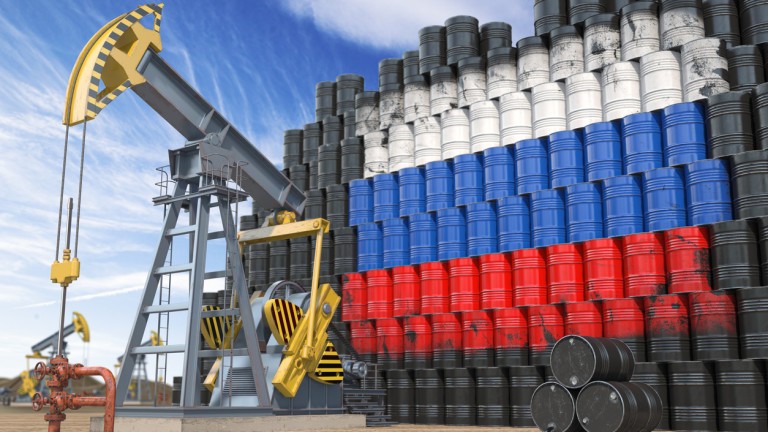 Русия може да намали производството на петрол, но няма да го доставя по цените на Запада, каза финансовият министър