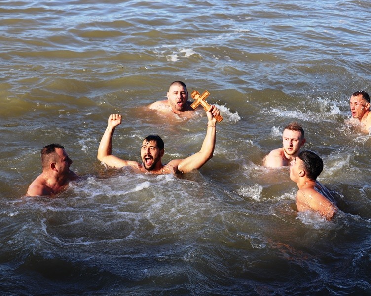 11 русенци скочиха в Дунав за Богоявленския кръст