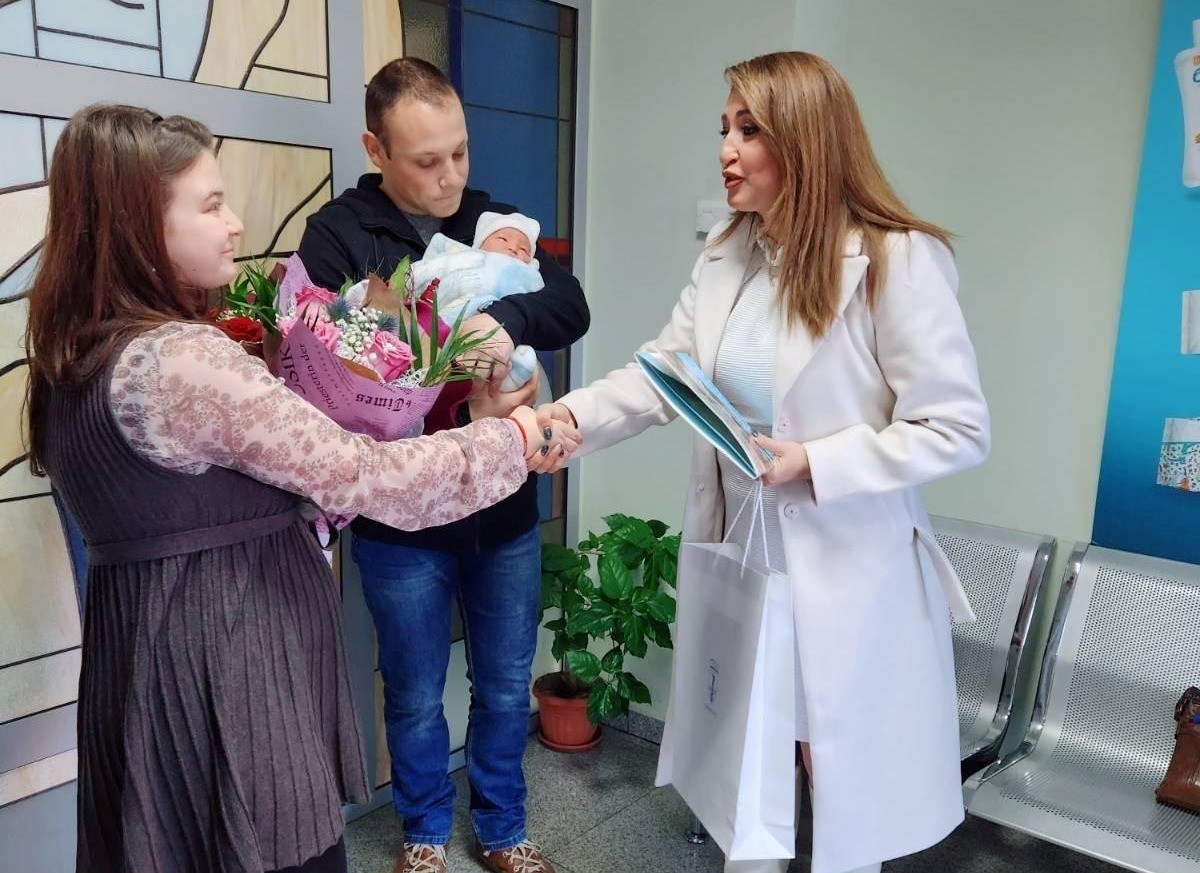 Зам.-кметът Златомира Стефанова ориса първото русенче, родено през новата 2023
