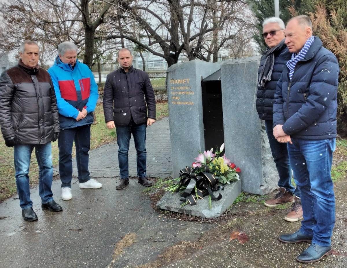 Общинското ръководство на ГЕРБ-Русе поднесоха цветя пред Паметника на жертвите на комунистическия режим на площад 