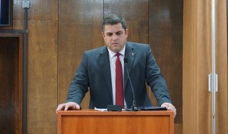 Вместо  да подпомага съветниците в тяхната дейност, г-н Пазарджиев предпочете да бъде конферасие на кмета на Община Русе, се казва в Докладната