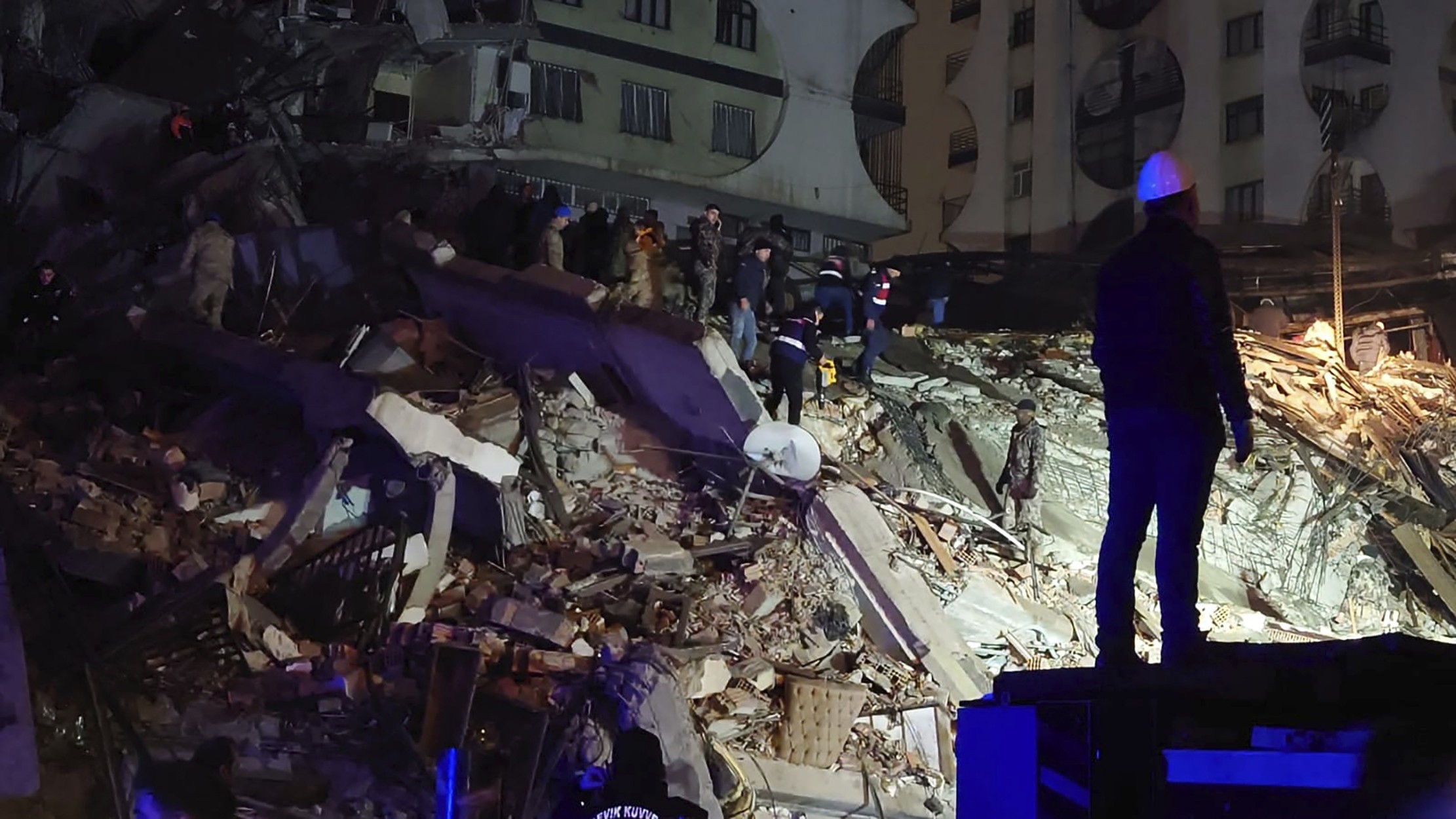 След земетресенията: Над 16 000 са жертвите в Турция и Сирия
