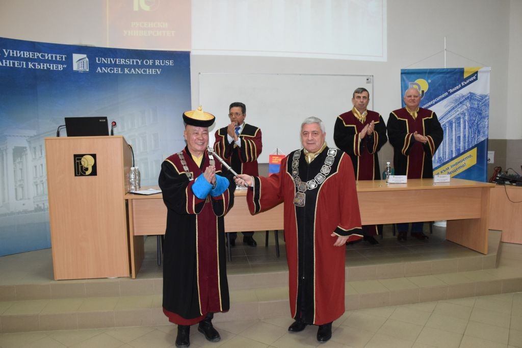 Видният монголски учен проф.Камба Лама Дамдинсуран Нацагдорж бе удостоен с  почетното звание  „Доктор хонорис кауза“ на РУ