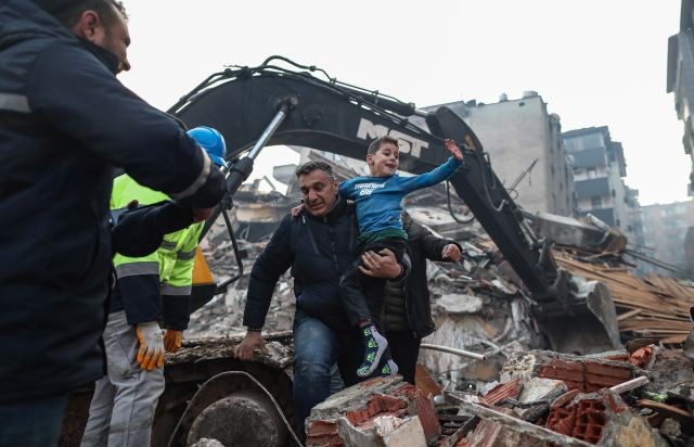Броят на загиналите при земетресенията в Турция и Сирия е почти 25 000 души 
