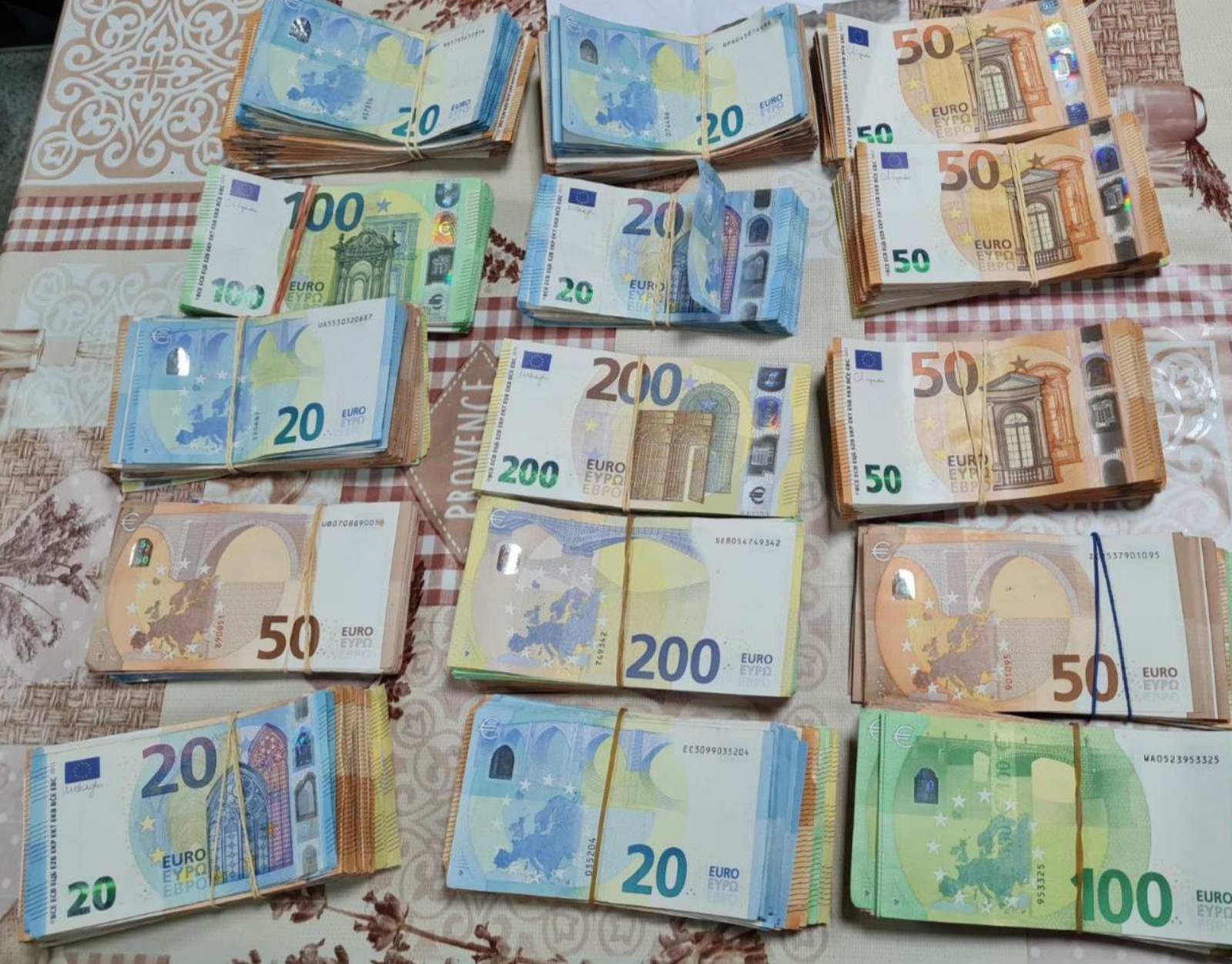 Опити за контрабанда на над 180 000 евро предотвратиха митнически служители на ТД Митница Русе